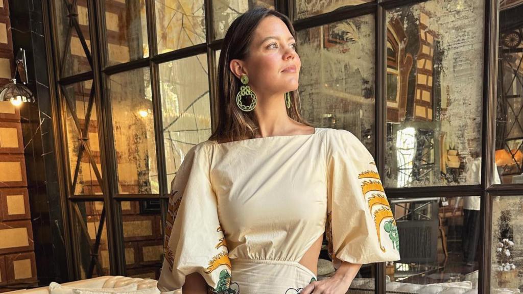 Isabelle Junot con su espectacular outfit de Johanna Ortiz.