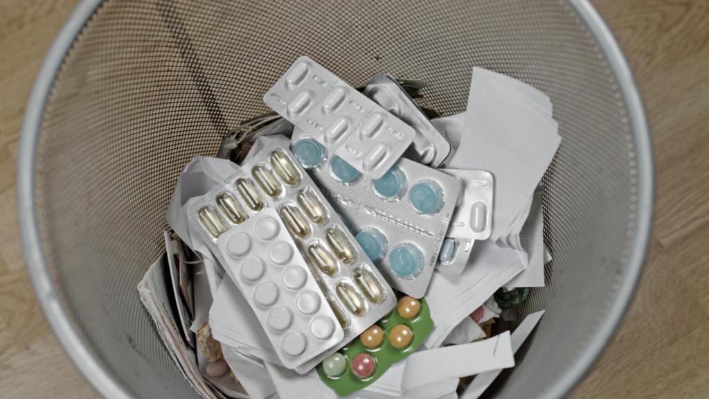El lugar correcto donde debes tirar las cajas de medicamentos.