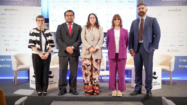 De izquierda a derecha; Amparo Quintana, secretaria general del Grupo Europeo de Magistrados por la Mediación (GEMME); Julio Villanueva Florez, director médico de la Unidad Jurídica Interdisciplinar (UJI) de HM Hospitales; Ofelia de Lorenzo Aparici, presidenta de la Asociación Española de Derecho Sanitario (AEDS); María Jesús Hernando, manager de Indemnización Judicial de Relyens en España; y Javier Villalba, responsable de Siniestros de Berkshire Hathaway; en la cuarta jornada del IV Observatorio de la Sanidad 'Los cambios que necesita la sanidad actual'.