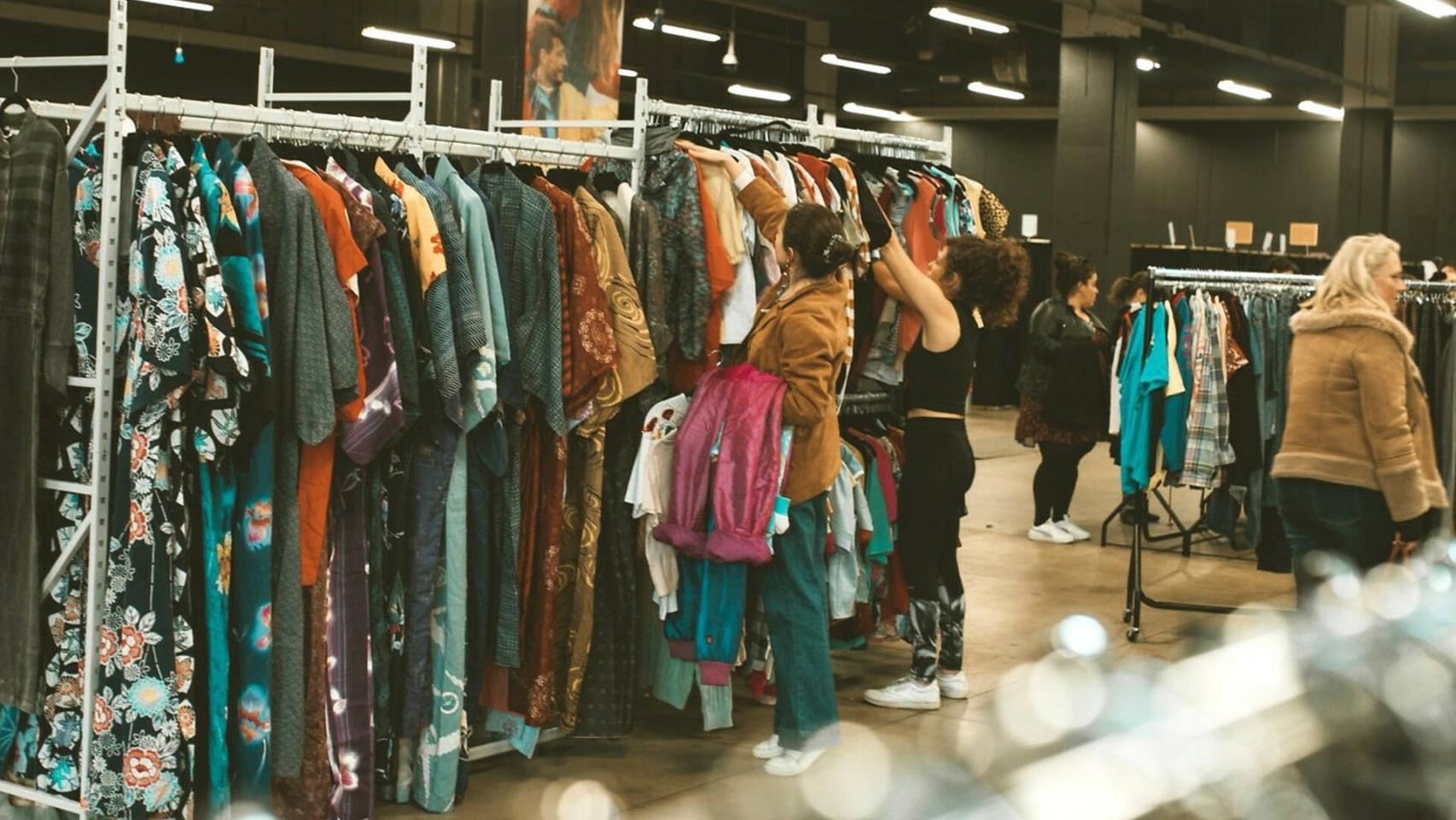 Así es el mercadillo de ropa vintage al peso de Madrid que no te puedes perder.