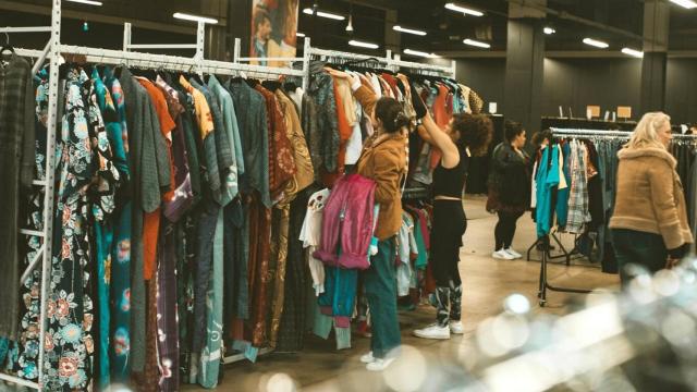 Así es el mercadillo de ropa vintage al peso de Madrid que no te puedes perder.