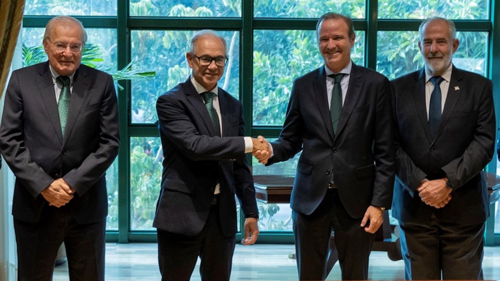 Directivos de Unicaja Banco y la Agrupación de Cofradías de Málaga tras la firma.