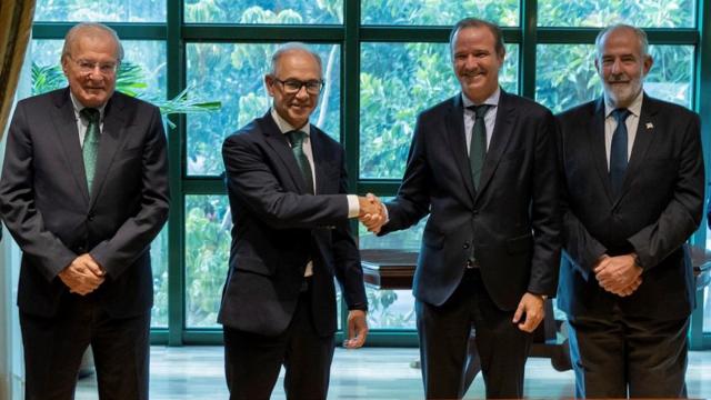 Directivos de Unicaja Banco y la Agrupación de Cofradías de Málaga tras la firma.