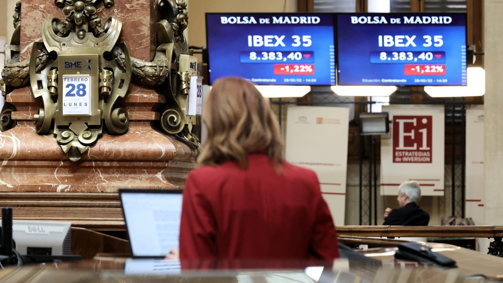 Valores del Ibex 35 en los paneles del Palacio de la Bolsa de Madrid en febrero de 2022.