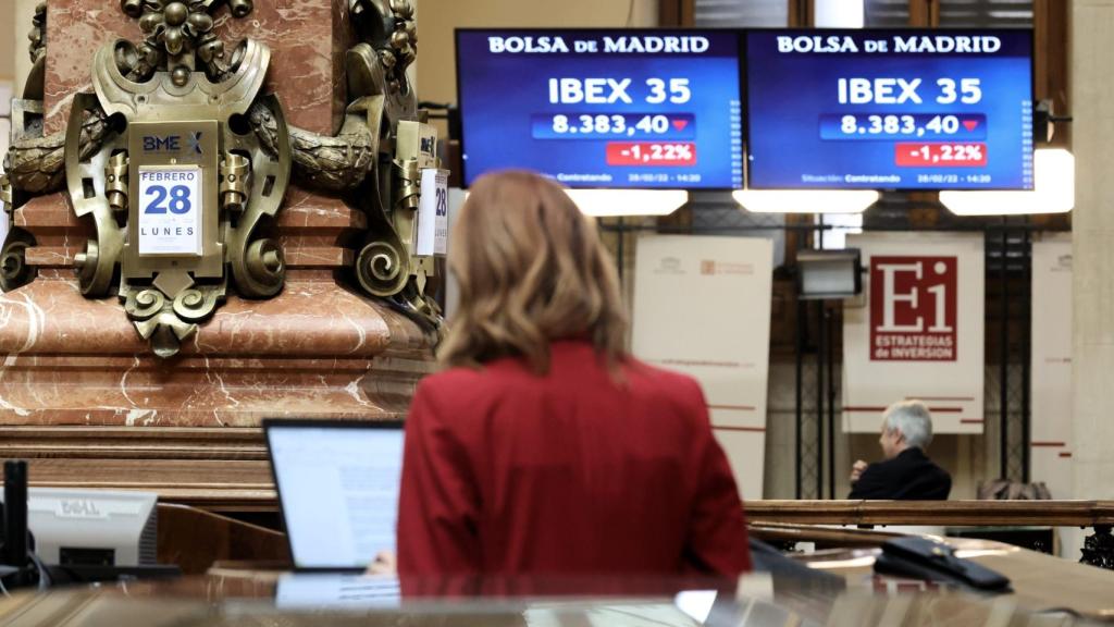Valores del Ibex 35 en los paneles del Palacio de la Bolsa de Madrid en febrero de 2022.