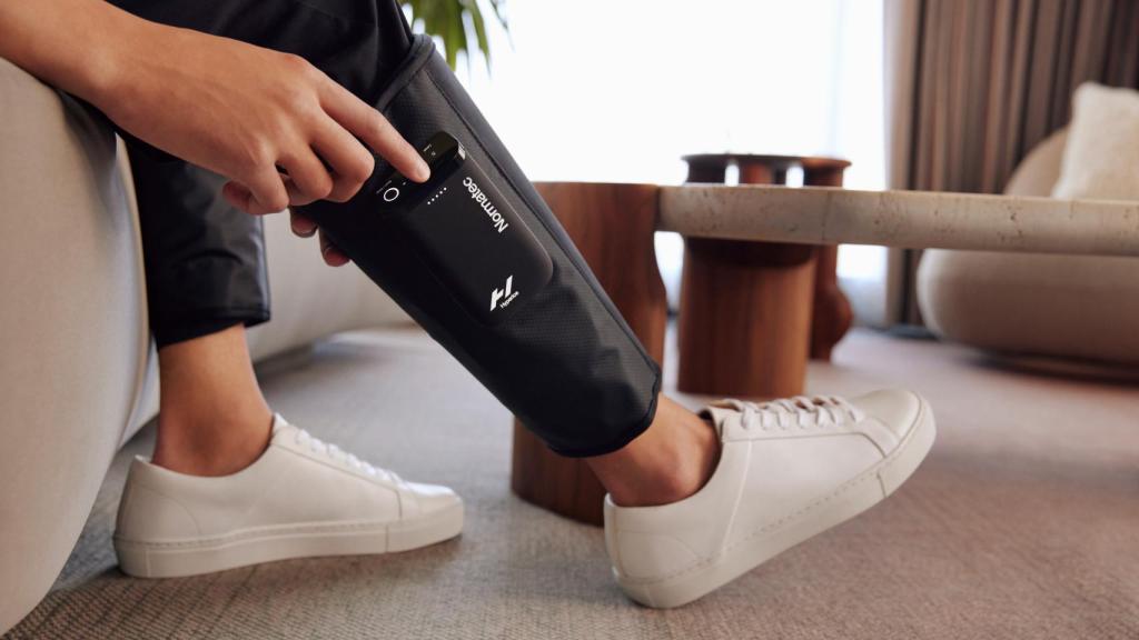Un usuario usando las Normatec Lower Legs.