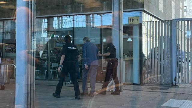 Momento en el que la Policía Nacional se lleva detenido al hombre.