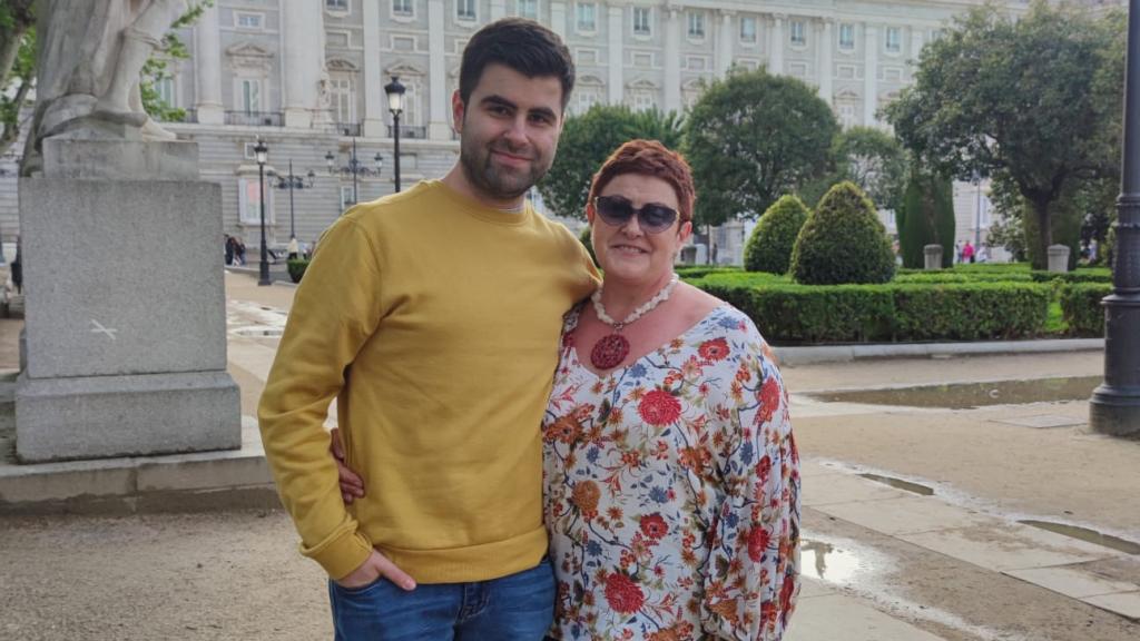 Carmen Lázaro, junto a su hijo Manuel, en Madrid.