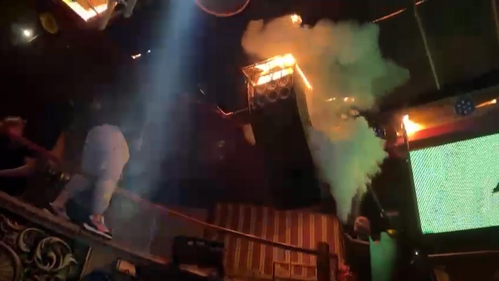 Personal de Teatre sofocando con un extintor las llamas declaradas en un conducto de ventilación, la madrugada del domingo.