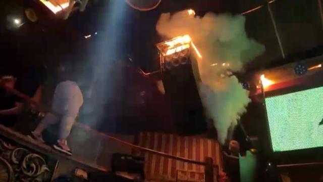 Personal de Teatre sofocando con un extintor las llamas declaradas en un conducto de ventilación de la discoteca de Murcia.