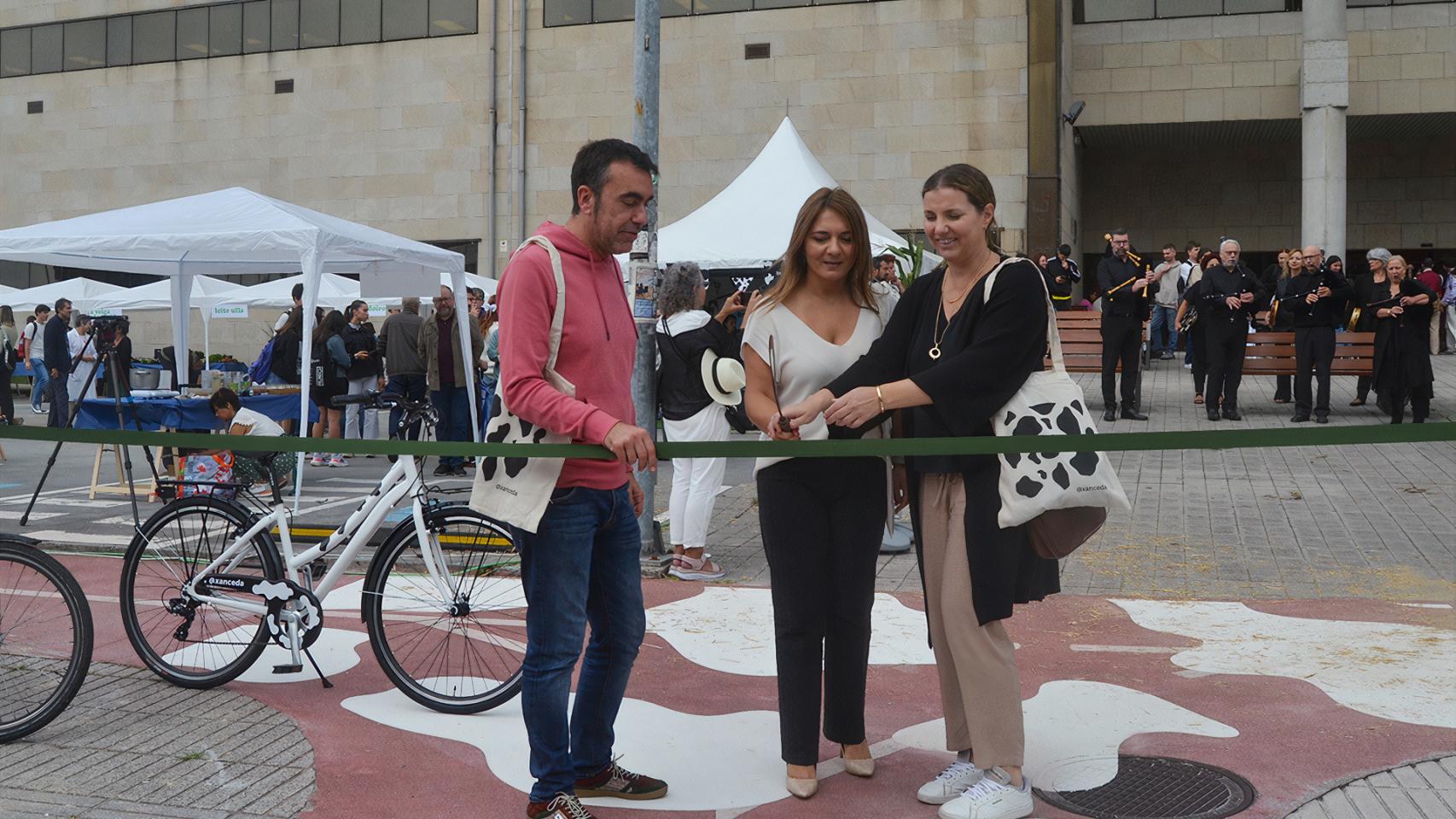Inauguración del ‘paso carril bici vaca’ en el campus de Pontevedra.