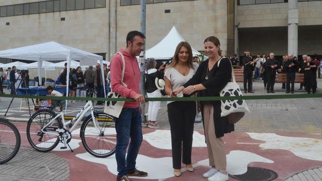Inauguración del ‘paso carril bici vaca’ en el campus de Pontevedra.