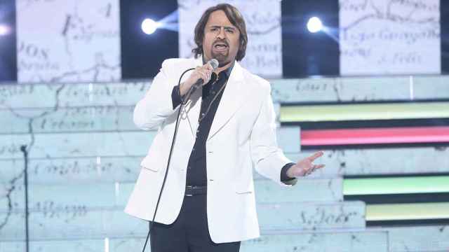 Manu Rodríguez imitando a Nino Bravo.