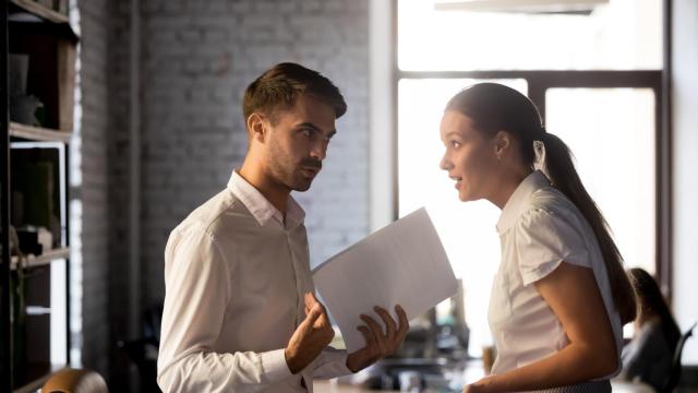 ¿Qué puedo hacer si descubro que mi compañero cobra más que yo? Pasos y consejos a seguir