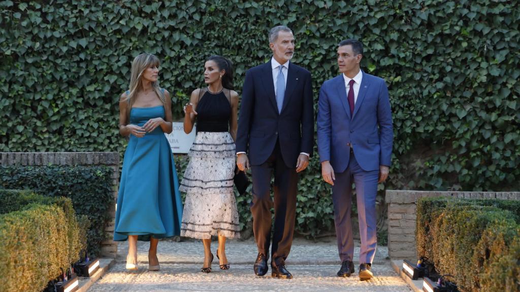Los Reyes, junto al presidente en funciones y Begoña Gómez.