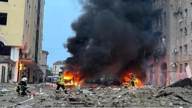 Una de las calles Kárkov completamente destruida tras el impacto de misiles este viernes.