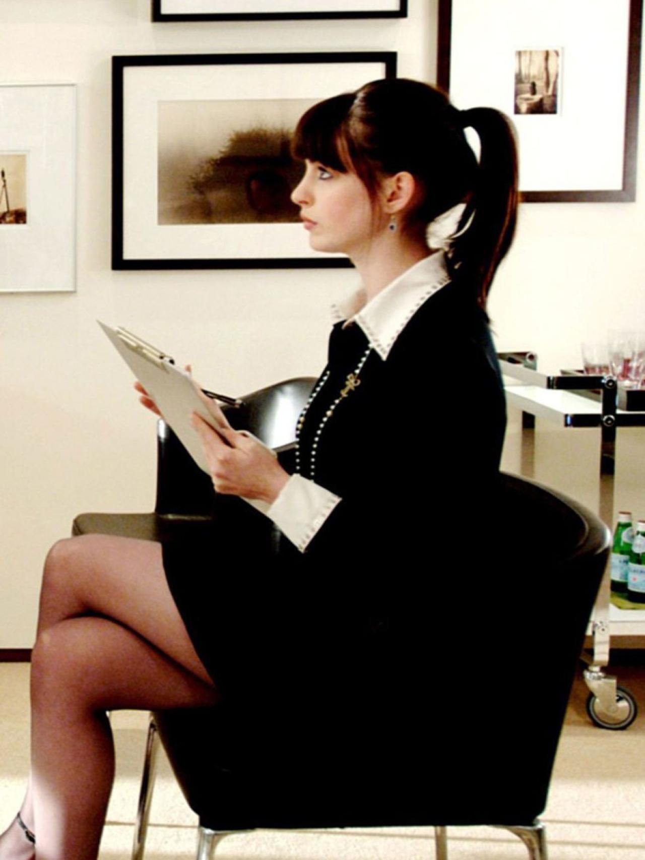 Anne Hathaway con un conjunto blanco y negro