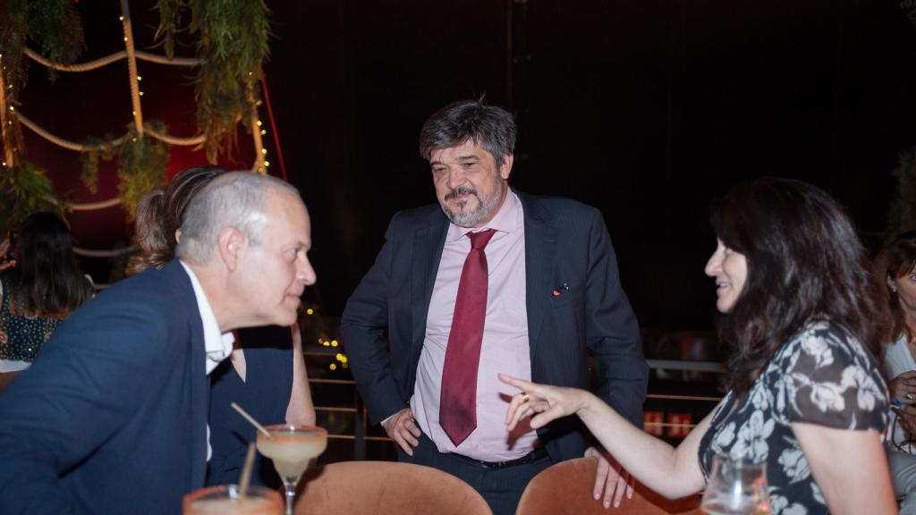Ignacio Sierra, de Tendam; Rodrigo de Salas, del Grupo Oesía y Mamen Vázquez, directora general de EL ESPAÑOL