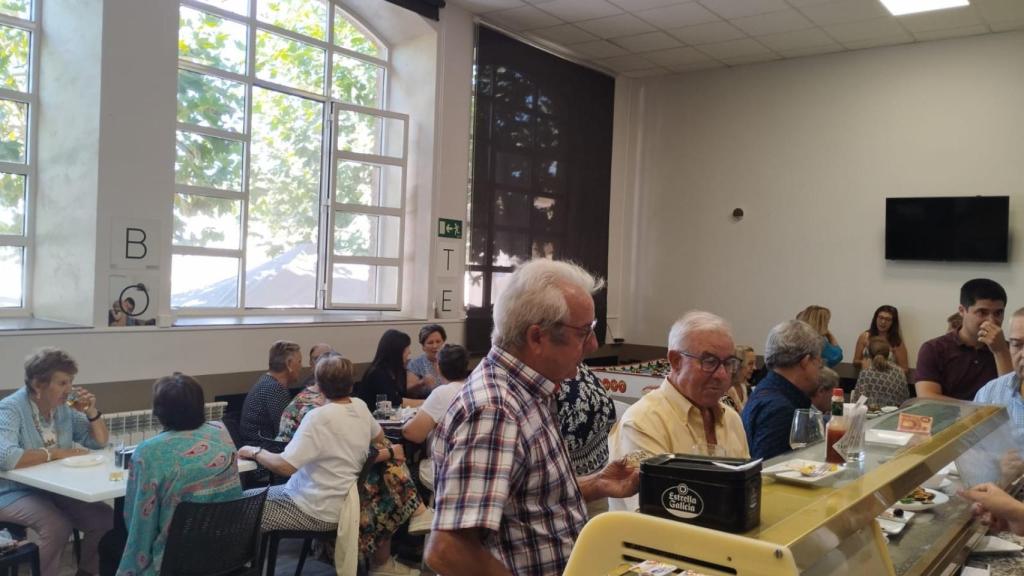 El bar de La Hiniesta lleno de gente