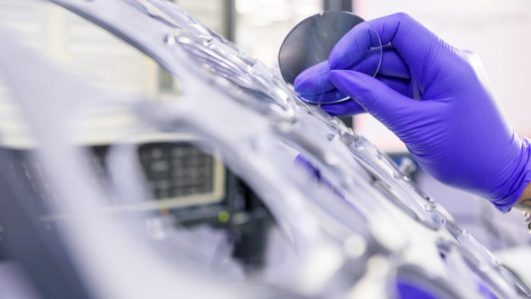 Fase de tratamientos en el proceso de fabricación de las lentes Varilux XR Series.