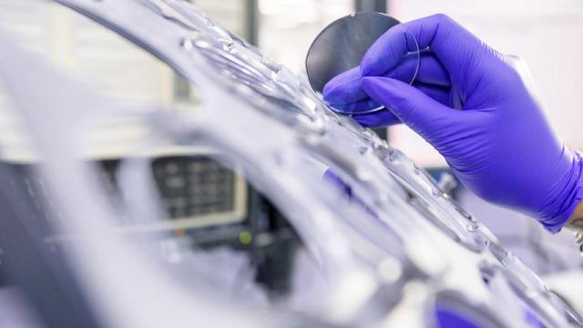 Fase de tratamientos en el proceso de fabricación de las lentes Varilux XR Series.