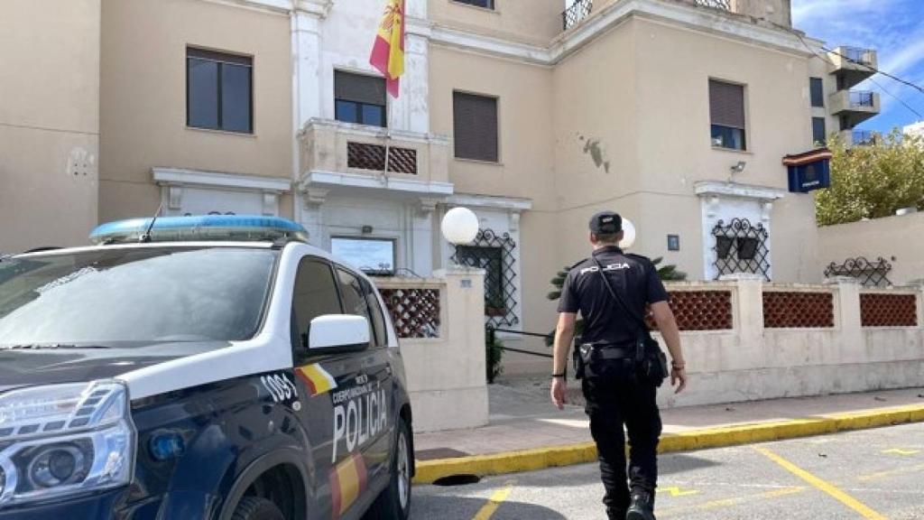 Un agente de la policía nacional en Denia.
