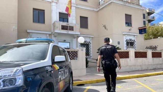Un agente de la policía nacional en Denia.
