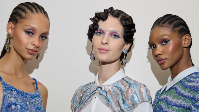 Natalia Novas junto a otras dos modelos en el backstage de Giorgio Armani.