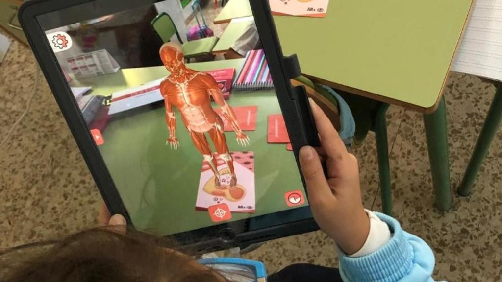 Una alumna utiliza un Ipad.