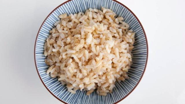 Un bol lleno de arroz.