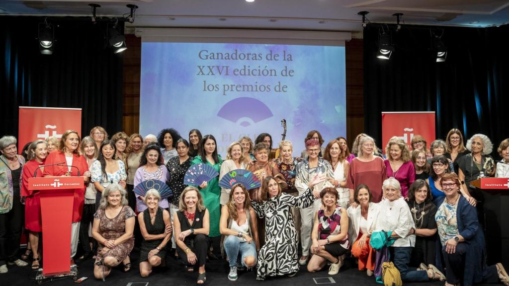 Fotografía de grupo de las invitadas al acto.