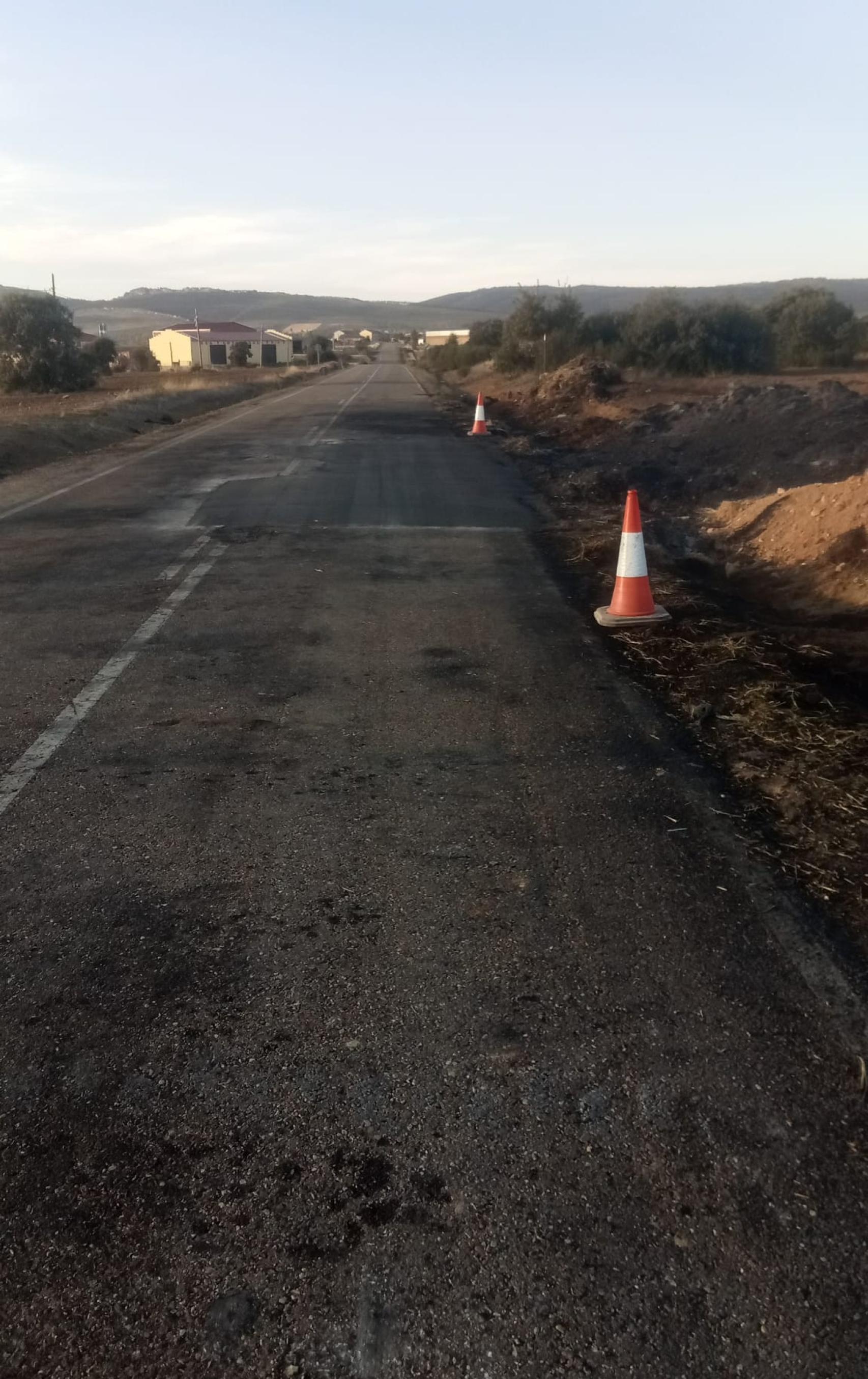 La ZA-P-2434, abierta al tráfico tras más de 24 horas cortada por el incendio de un camión