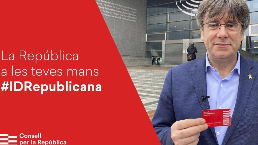 Carles Puigdemont con el carnet del Consell de la República