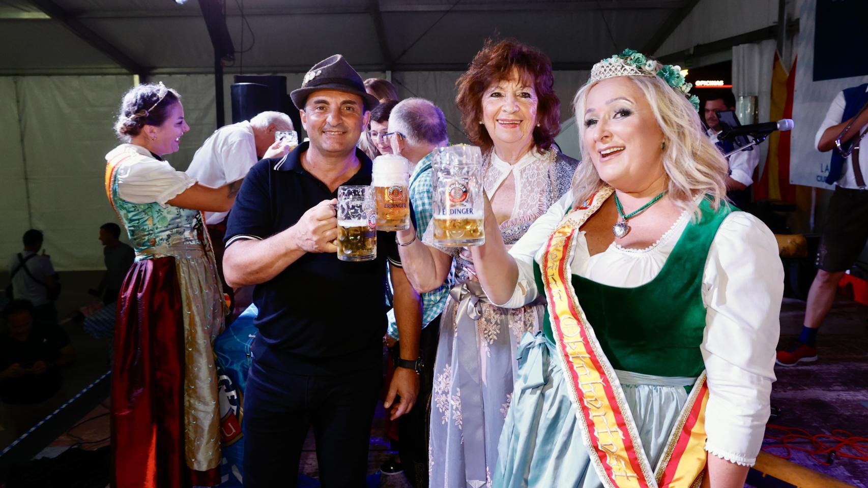 El alcalde de la Nucía, Bernabé Cano, y la cónsul alemana Dorothea von Drahosch, inauguran la fiesta.