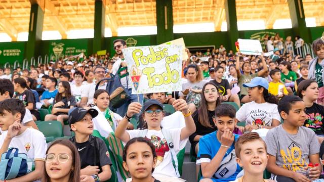 Un grupo de escolares apoya al Elche en el estadio Martínez Valero.