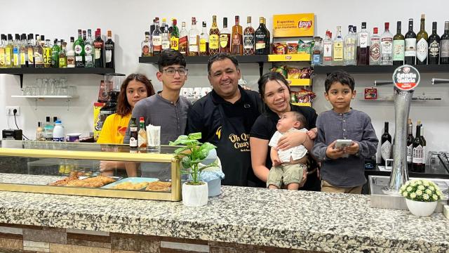 Parte de la familia Torres, tras la barra del '¡Oh, que guay!'