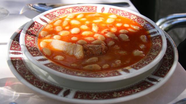 Cocido de Fabes, un ejemplo de gastronomía tradicional.