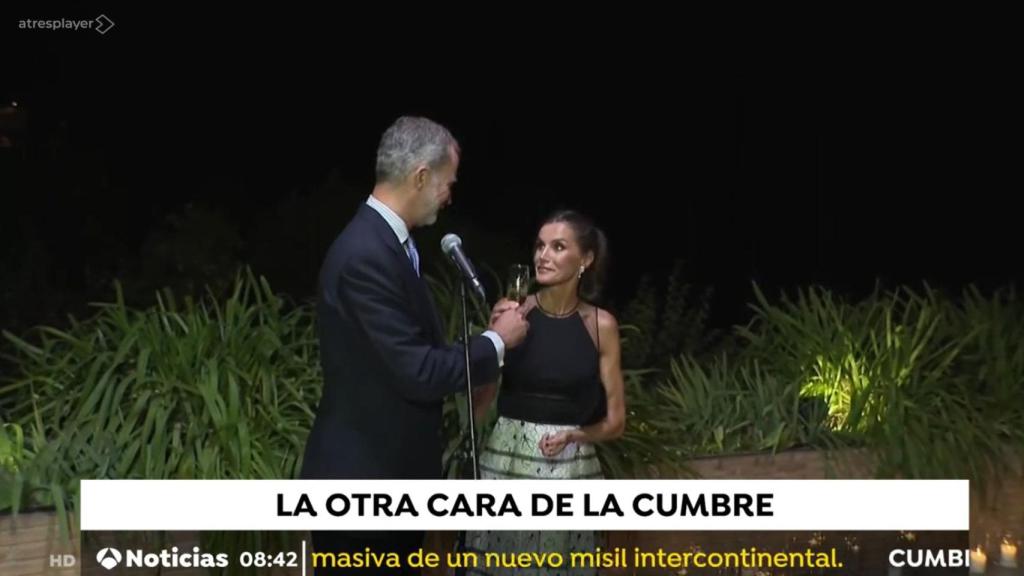 El divertido momento en el que Felipe VI y Letizia brindaron con la misma copa.