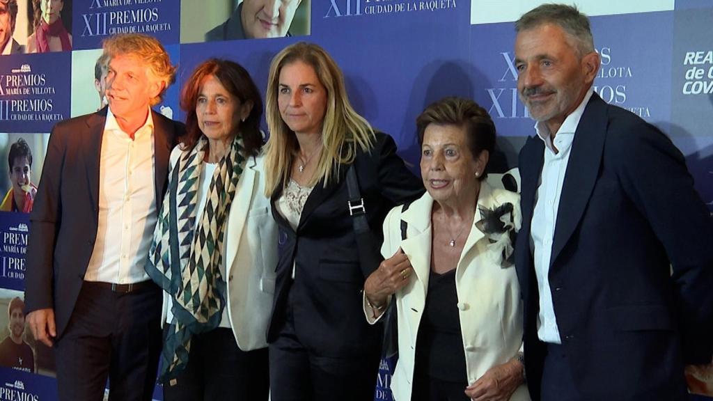 Los hermanos Sánchez Vicario en los Premios Ciudad de la Raqueta y Maria de Villota: Javier, Marisa, Arantxa, su madre y Javier (de izq. a der.)