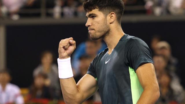 Carlos Alcaraz celebra un punto en Pekín.