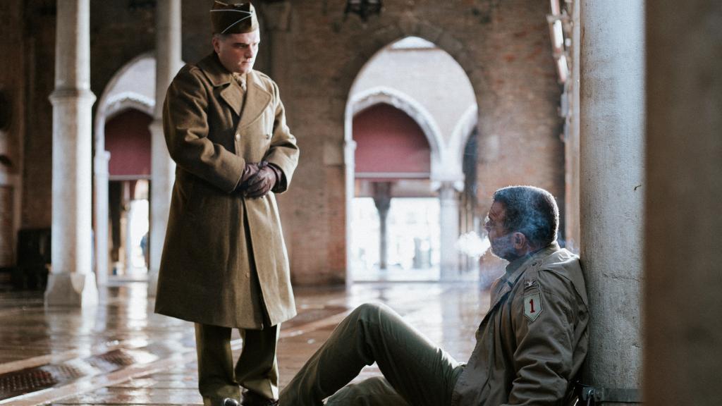 Josh Hutcherson y Liev Schreiber, en 'Al otro lado del río y entre los árboles'