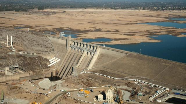 Sequía en un embalse con una central hidroeléctrica.