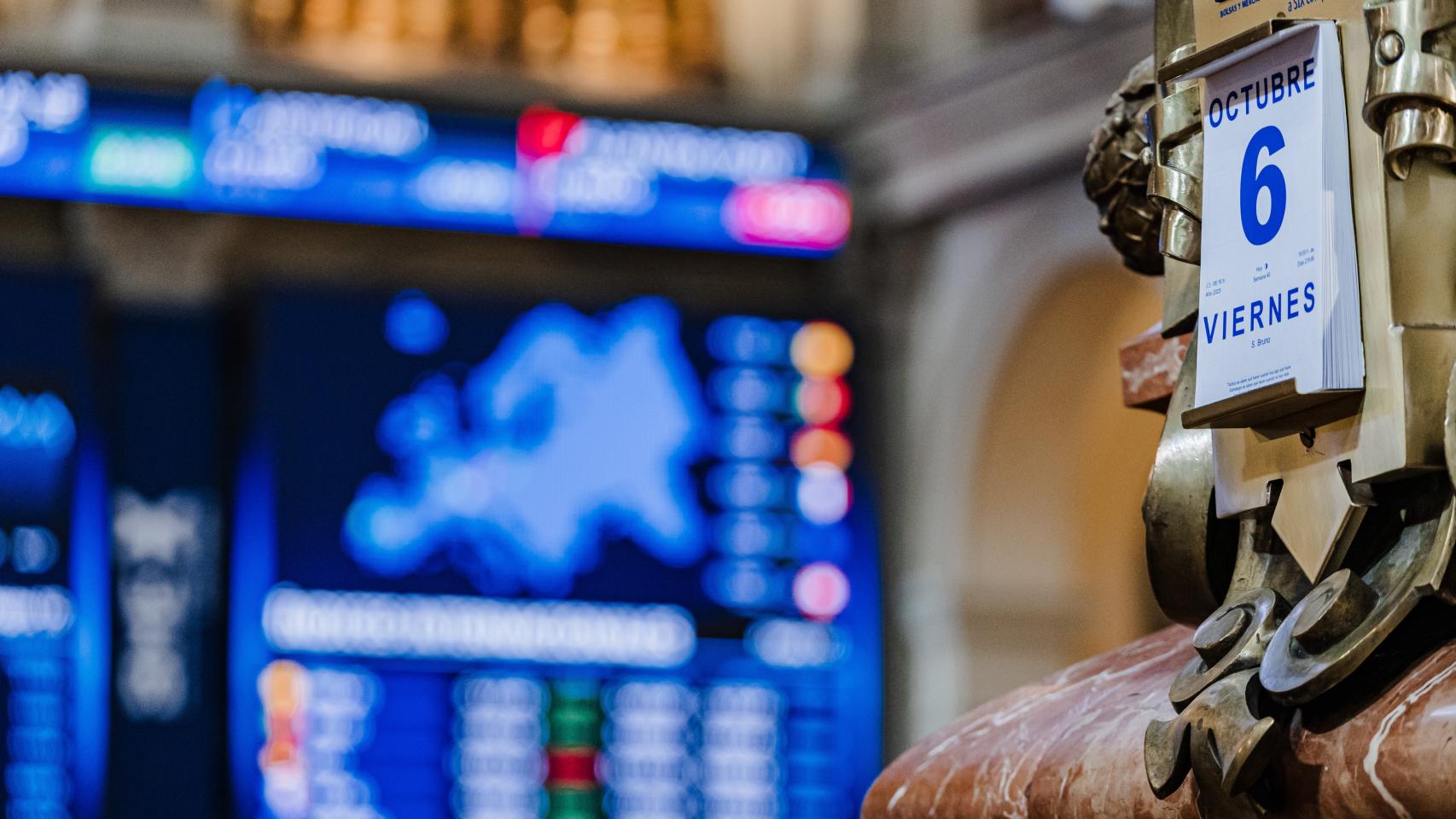 Calendario con el día de hoy en el Palacio de la Bolsa, a 6 de octubre de 2023, en Madrid.