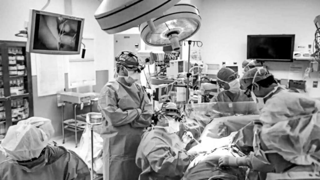Médicos en un quirófano, en una imagen de archivo.