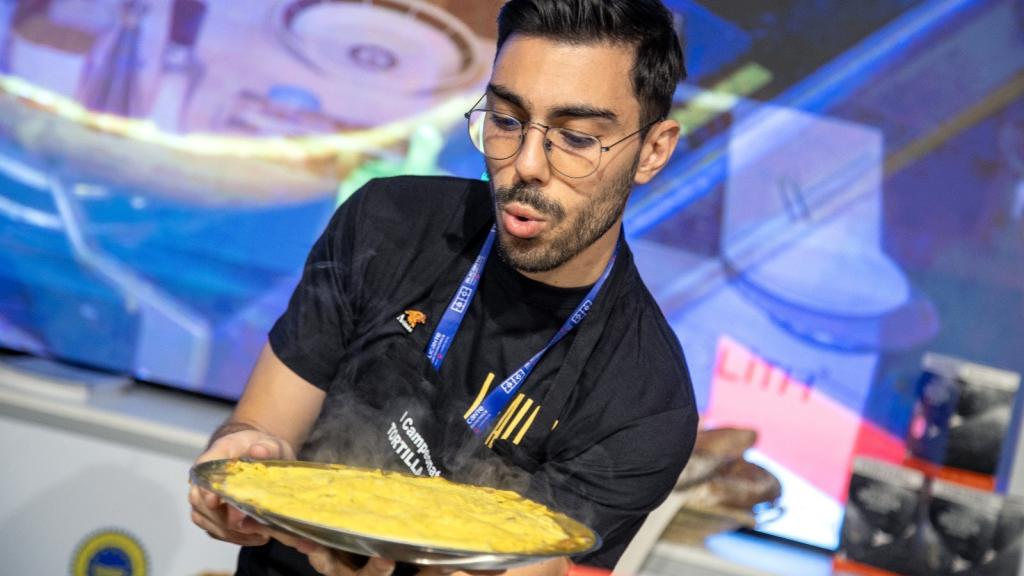 Alejandro Oliveira, de La Falda, preparando su tortilla premiada.