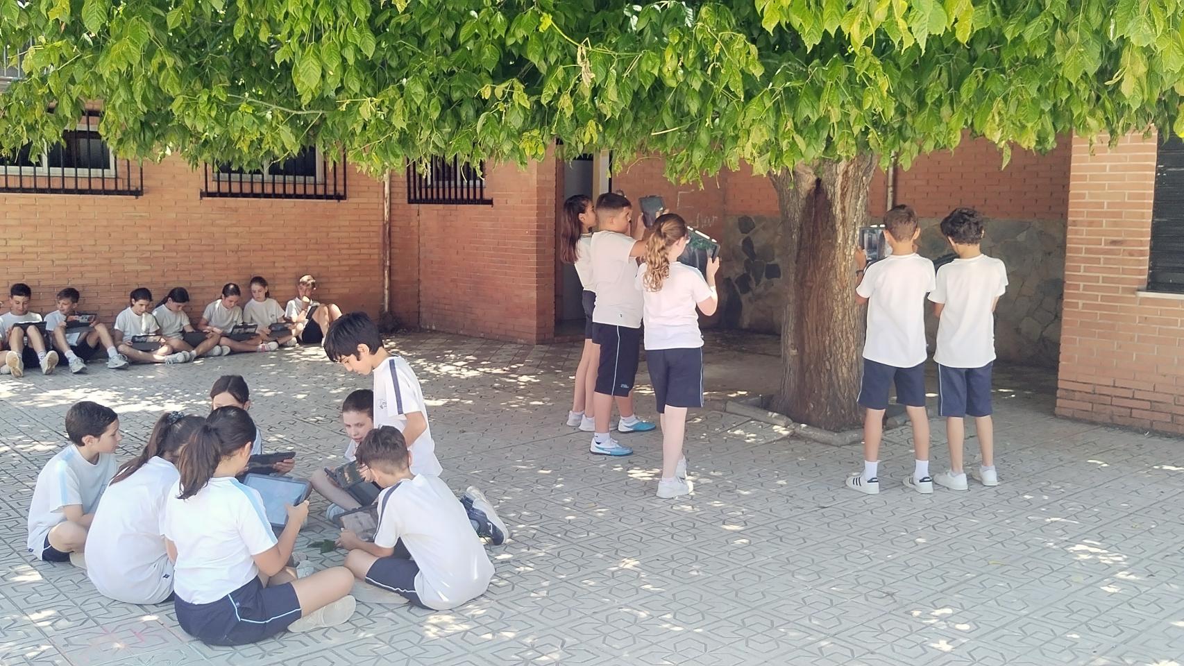 Alumnado del colegio El Carmelo con productos de Apple.