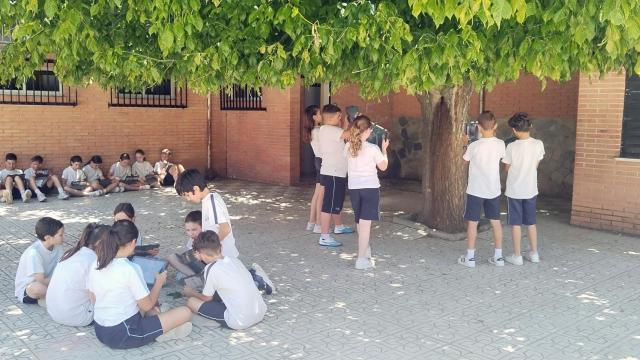 Alumnado del colegio El Carmelo con productos de Apple.