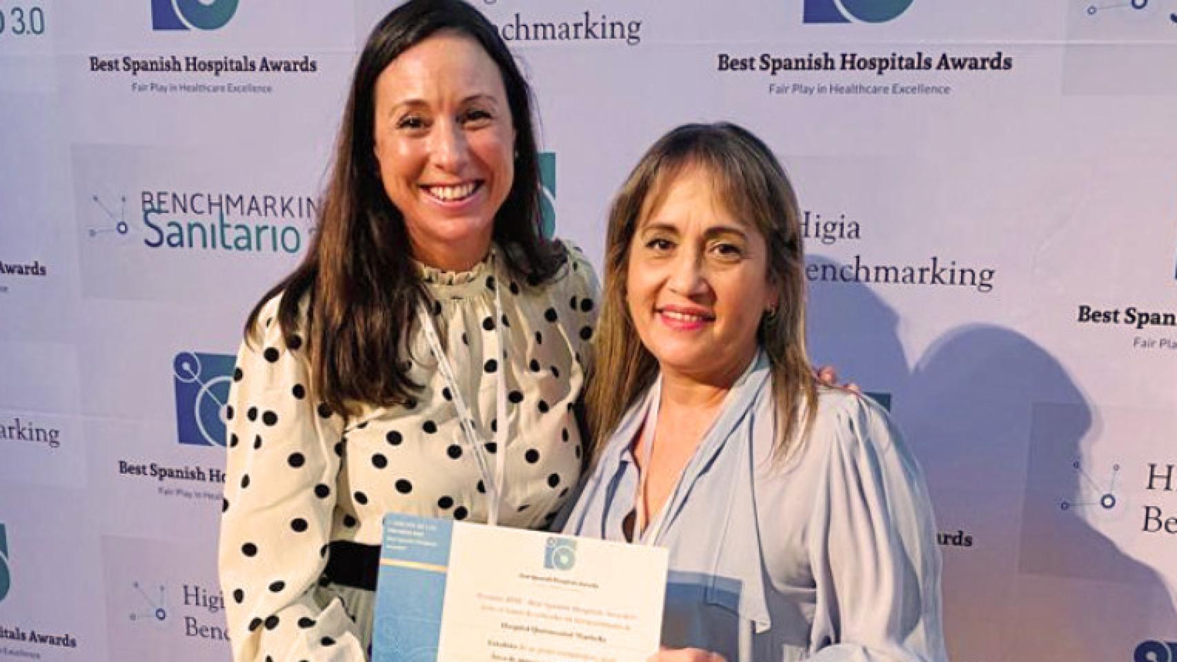 Un momento de la recogida del premio.