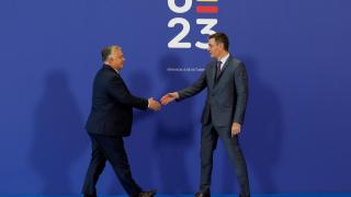 El primer ministro húngaro, Viktor Orbán, saluda a Pedro Sánchez este viernes a su llegada al Consejo Europeo de Granada