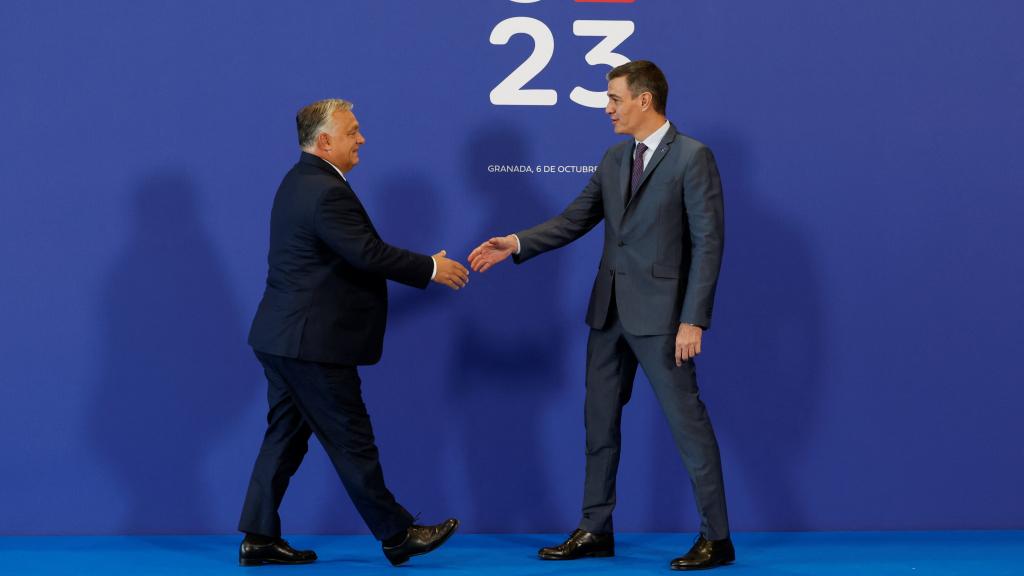 El primer ministro húngaro, Viktor Orbán, saluda a Pedro Sánchez este viernes a su llegada al Consejo Europeo de Granada